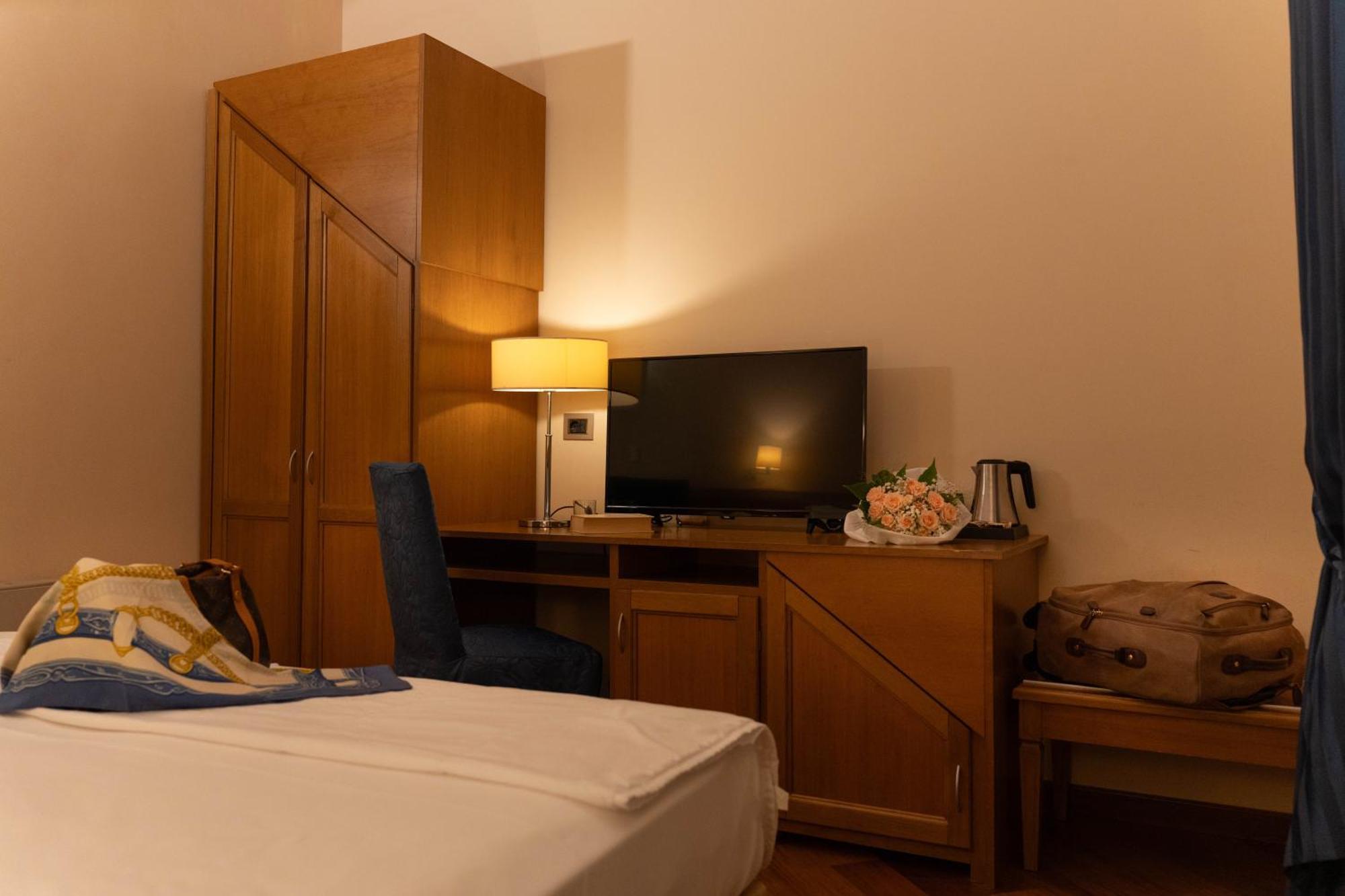 Hotel Iris Genoa Luaran gambar