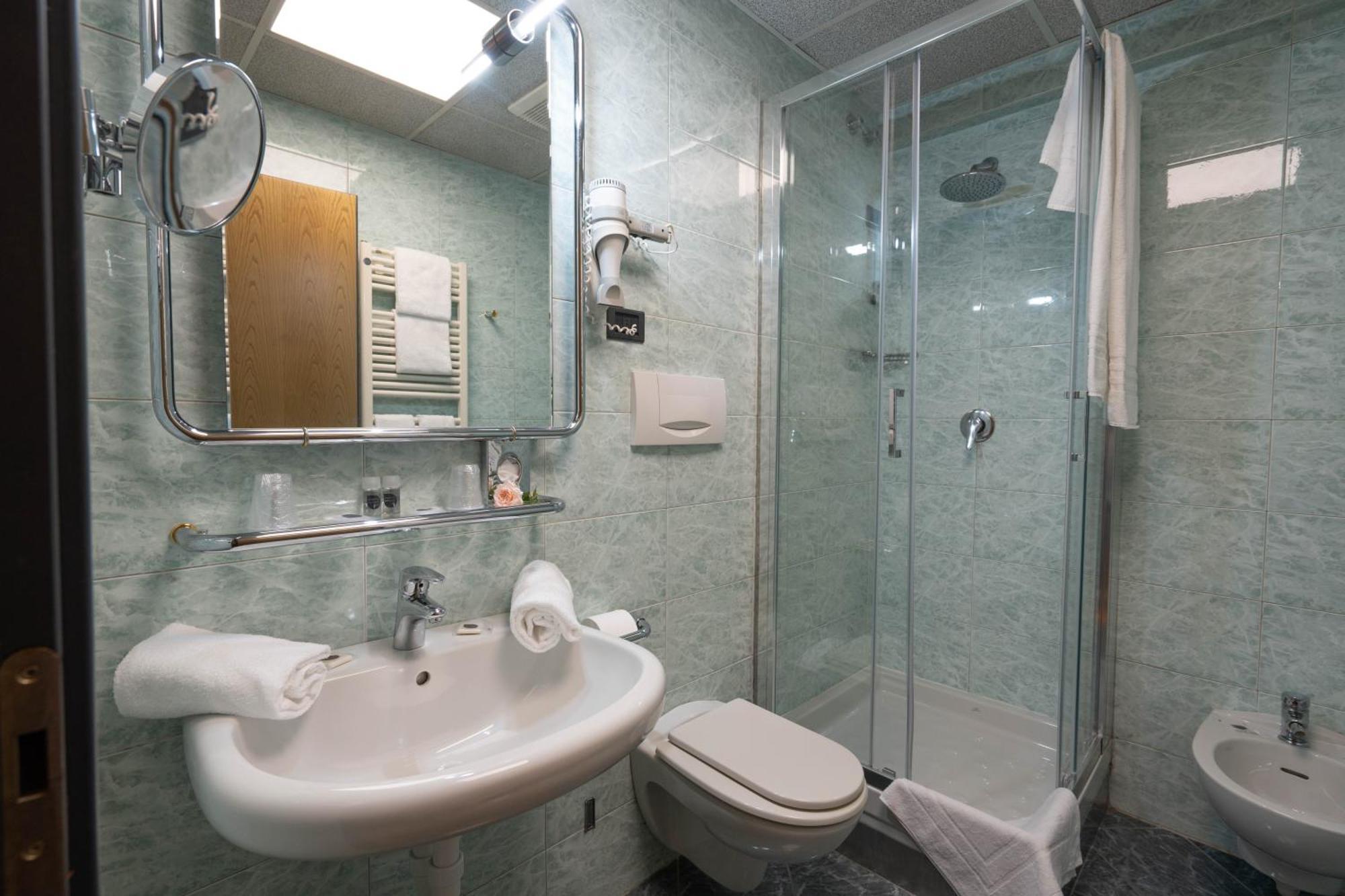 Hotel Iris Genoa Luaran gambar