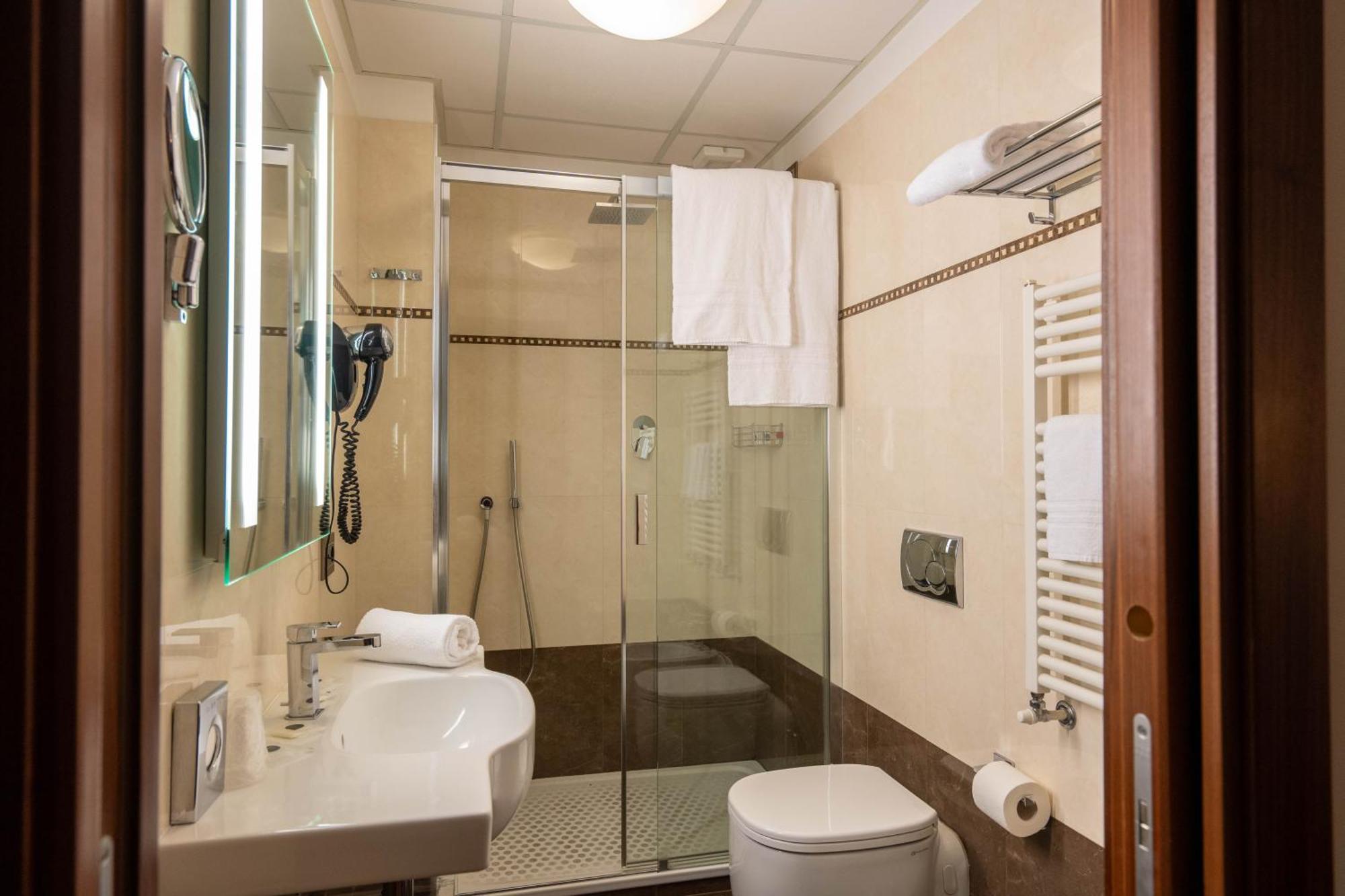Hotel Iris Genoa Luaran gambar